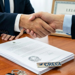 Muito Além das Chaves: Por que a Profissionalização do Corretor é a Sua Maior Segurança